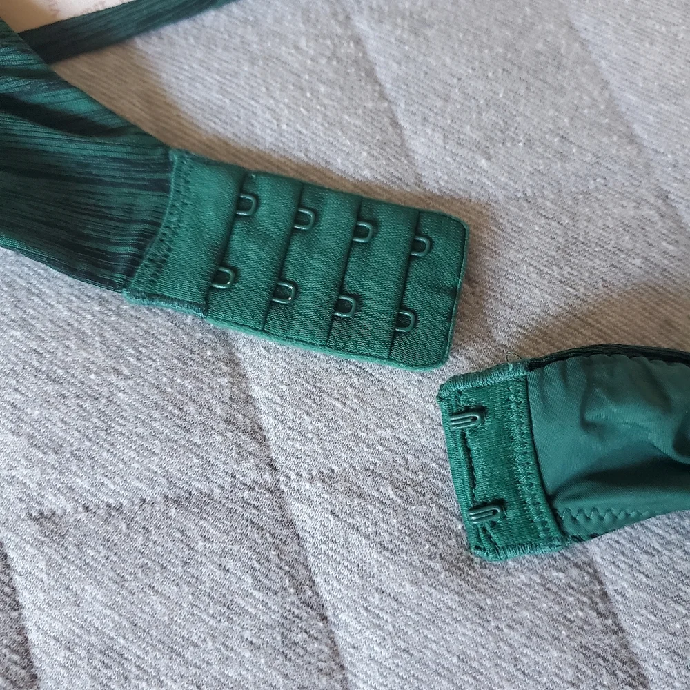 Victoria's Secret No-wire Bra 34D‎